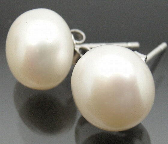 White freshwater Pearls Stud Earrings. Perfect for special gift . Simple and elegant