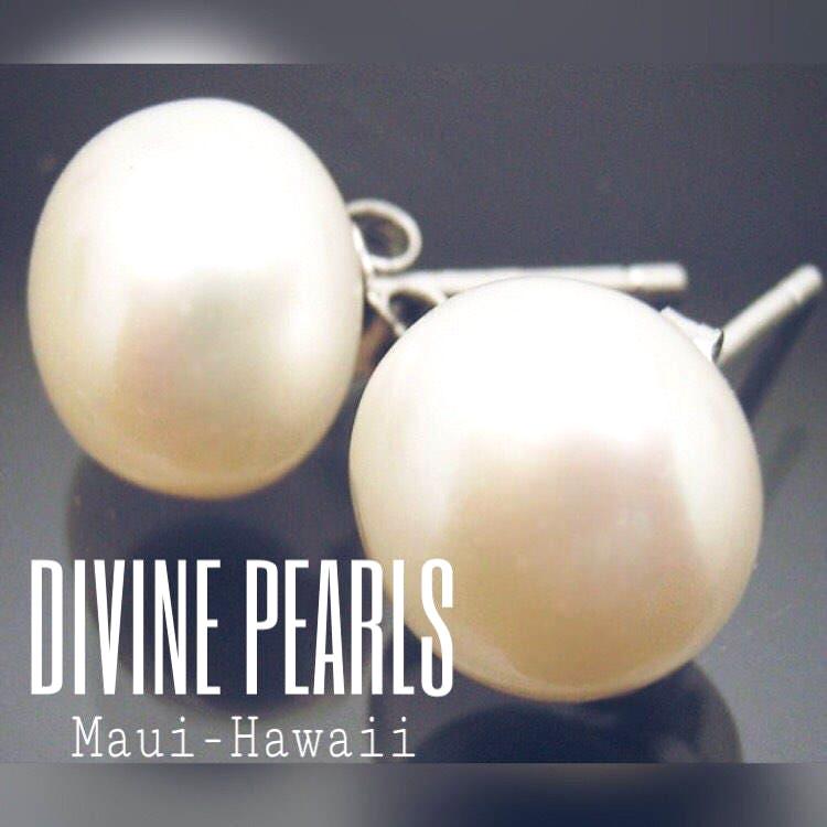White freshwater Pearls Stud Earrings. Perfect for special gift . Simple and elegant